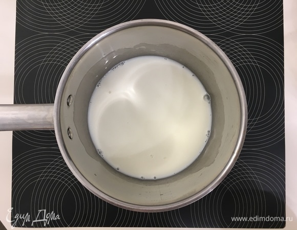 Наливаем в ковш или в кастрюлю молоко (можно просто воду, но с молоком вкус будет более насыщенный). Высыпаем в него желатин и отставляем его на 40–60 минут для набухания.