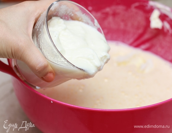 Взбейте яйца с сахаром добела, затем добавьте размягченное масло (можно взять сливочное или маргарин), йогурт натуральный (или кефир/мацони/катык), перемешайте.