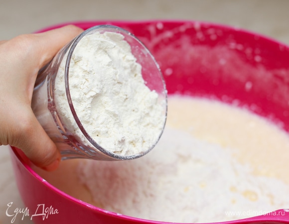 Муку соедините с содой и постепенно добавляйте в яичную смесь.