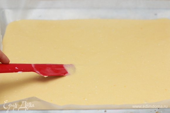 Противень застелите бумагой для выпечки и распределите по нему тесто. Выпекайте при 160–170°C до сухой шпажки. Процесс выпечки занимает примерно 25 минут.