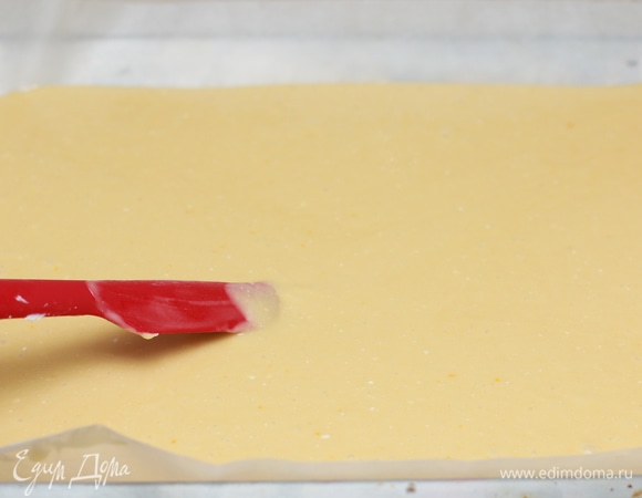 Противень застелите бумагой для выпечки и распределите по нему тесто. Выпекайте при 160–170°C до сухой шпажки. Процесс выпечки занимает примерно 25 минут.