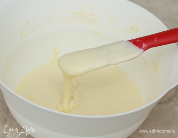 Добавьте ванильный экстракт или ванилин, еще раз перемешайте и поставьте крем в холодильник.