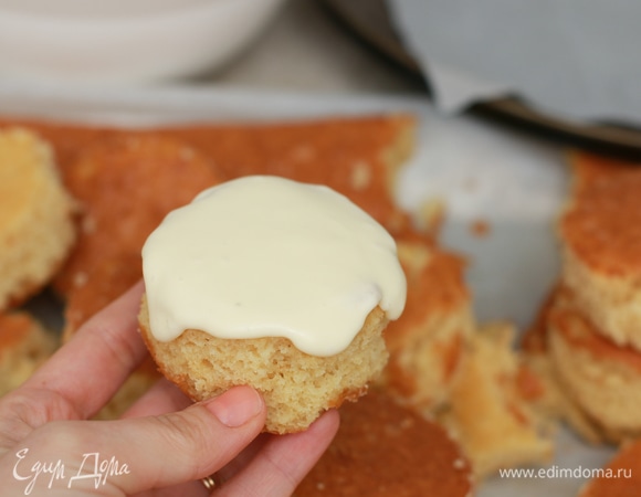 Традиционно кружочки склеивают между собой кремом и посыпают крошкой. Мне же больше нравятся маленькие однослойные пирожные, поэтому я просто макаю каждый кексик в крем и посыпаю крошкой.