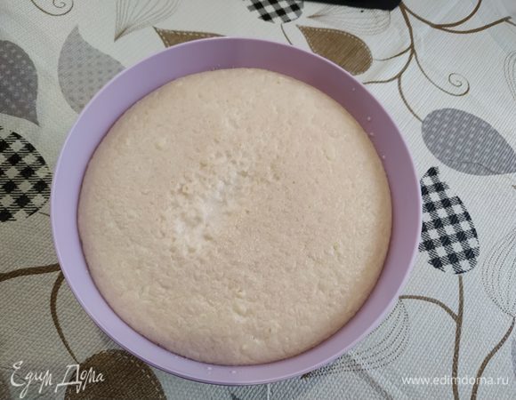 Готовим опару: подогреваем немного молоко, растворяем в нем дрожжи. Добавить 40 г сахара и 40 г муки. Перемешать и дать постоять в теплом месте 15 минут до появления «шапочки».