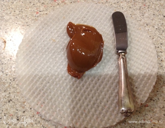 Намазать сгущенное молоко на вафли.