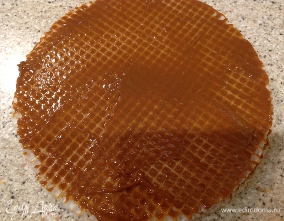 Собрать торт, смазав все вафли сгущенным молоком.