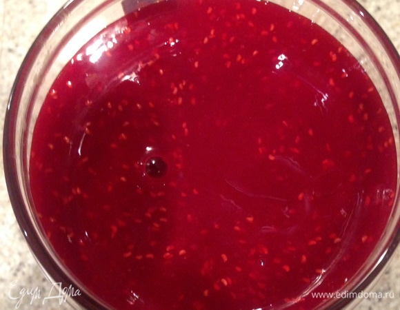 Из свежей охлажденной малины сделать пюре (можно использовать протертую с сахаром).