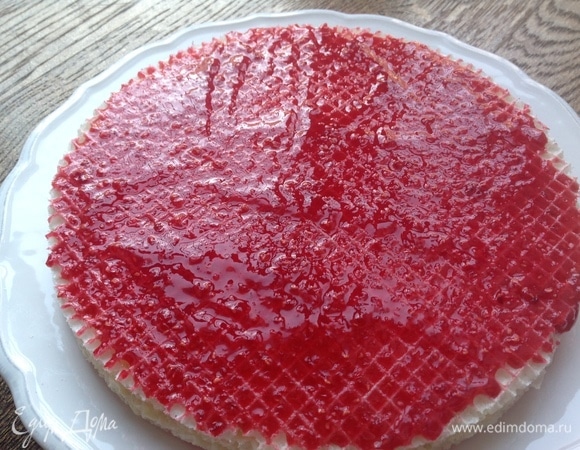 Один средний слой промазать хорошо малиновым пюре.