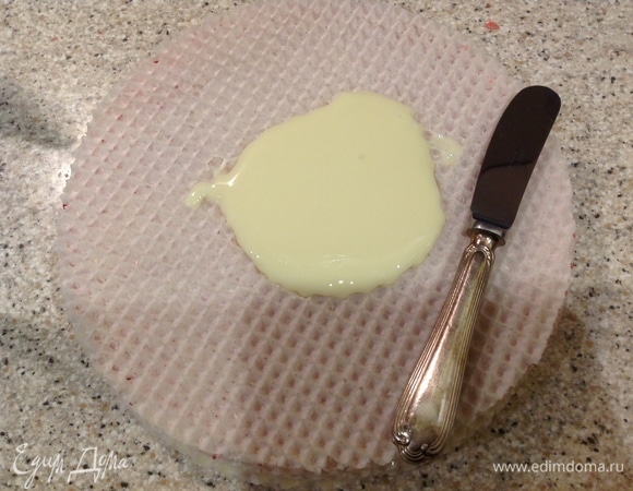 Все остальные слои торта промазать сгущенным молоком.