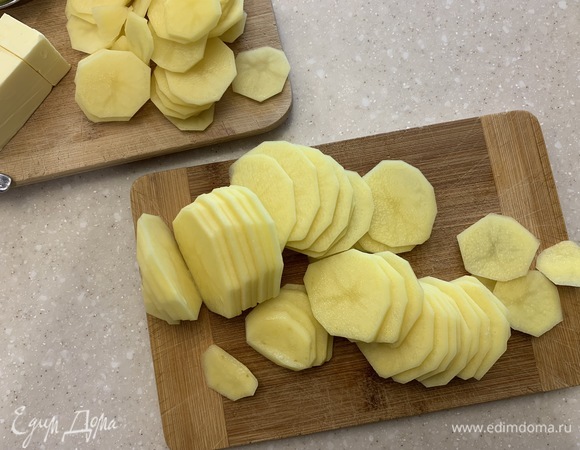 Картофель очистить и нарезать тонкими кружочками.