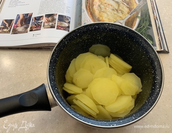 Выложить картофель в небольшую кастрюлю, залить кипятком, довести до кипения и варить 2 минуты.