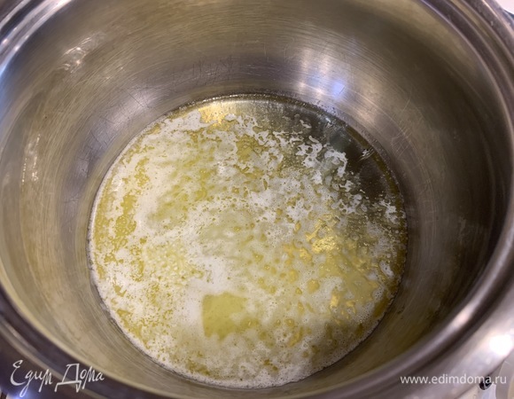 В отдельной кастрюле растопить сливочное масло и 1 ст. л. оливкового.