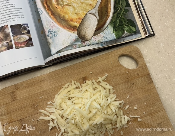 Твердый сыр натереть на крупной терке. Сыр бри нарезать длинными кусочками.