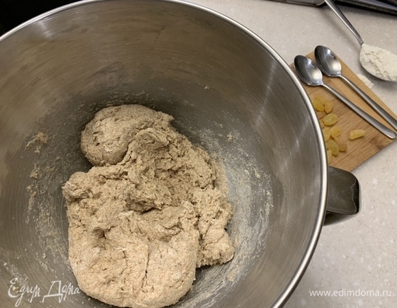 Муку с отрубями просеять, вернуть в нее отруби, которые остались в сите, добавить соду, 1 ч. л. соли и все перемешать. Влить кефир и замесить тесто.