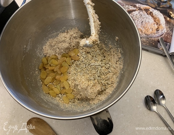 Добавить в тесто все семечки и изюм, еще раз вымесить.