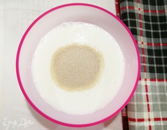 В подогретый кефир всыпать 1 ст. л. сахара и дрожжи. Перемешать и оставить на 15 минут.