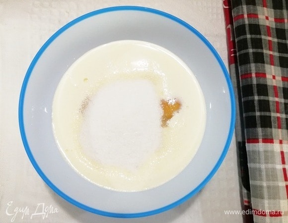 Всыпать ванильный сахар и 4 ст. л. обычного сахара, соль.