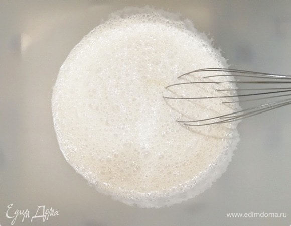 Смешать дрожжевую и масляную смеси.