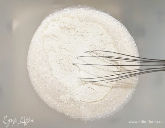 Постепенно добавляя муку, замесить мягкое, не липнущее к рукам тесто. Муки я указала примерное количество, ориентируйтесь по консистенции своего теста.