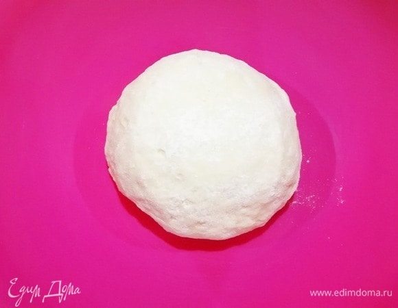 Тесто перекладываем в сухую чистую емкость и накрываем.