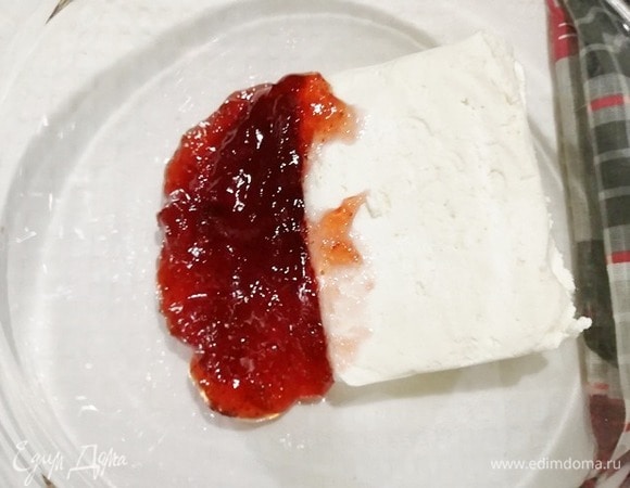 Для начинки я смешала творог и клубничный джем.