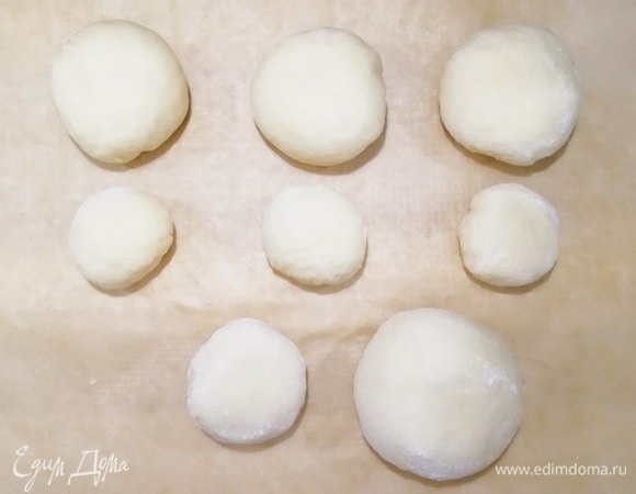 Подошедшее тесто делим на 8 частей. Пропорции примерно такие: три шарика по 150 г, три шарика по 75 г, один шарик весом 180 г и остаток теста.