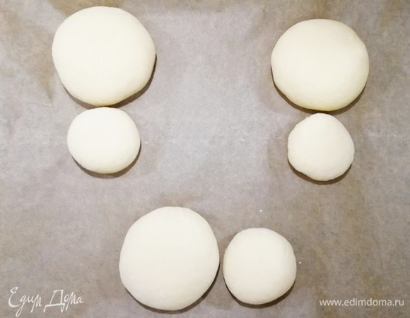 Размещаем будущие булочки на противне швом вниз, как показано на фото.