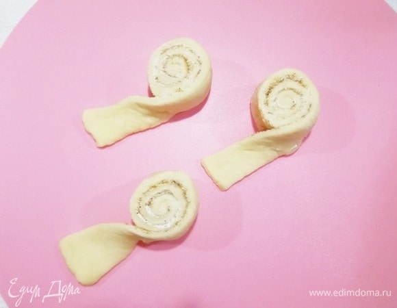 Нарезаем. Из оставшегося теста испеките просто булочки-розочки.