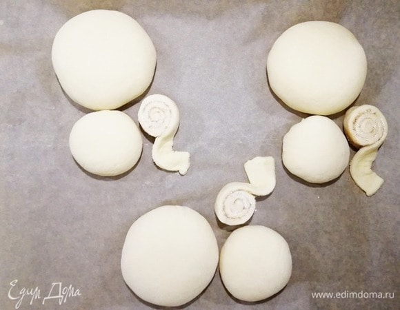 Выкладываем хвостики на противень.