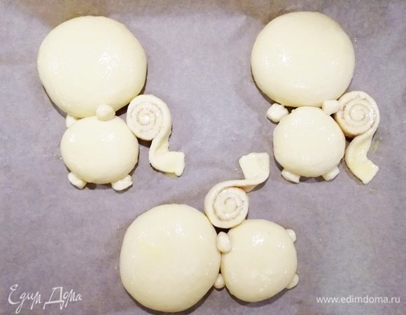 Из оставшегося шарика теста делаем лапки. Смазываем булочки взбитым яйцом (по желанию). Оставляем под полотенцем или под пленкой на 20 минут.