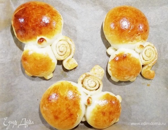 Выпекаем булочки в духовке, разогретой до 180°C, около 20 минут.