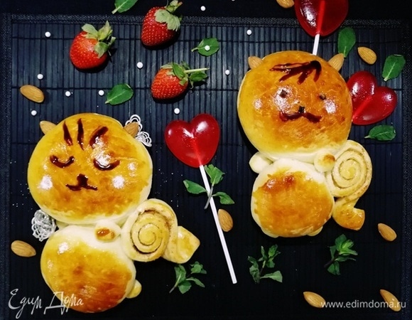 Растопленным шоколадом я нарисовала мордочки. Получились котики.