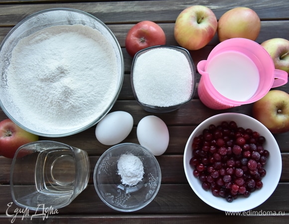 Подготовить необходимые продукты. Ягоду можно взять любую, я остановилась на клюкве. Яблоки очистить от сердцевины и нарезать. Кожицу можно не снимать.