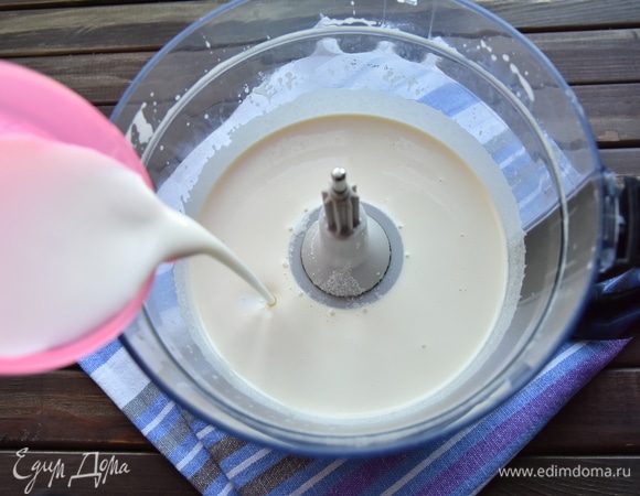 Взбить яйца с сахаром. Добавить кефир.
