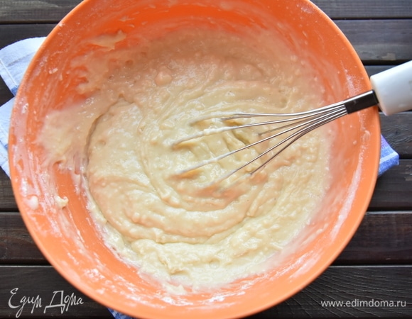 Муку соединить с разрыхлителем и просеять. Соединить взбитые яйца с кефиром и муку с разрыхлителем. Добавить растительное масло и замесить тесто.