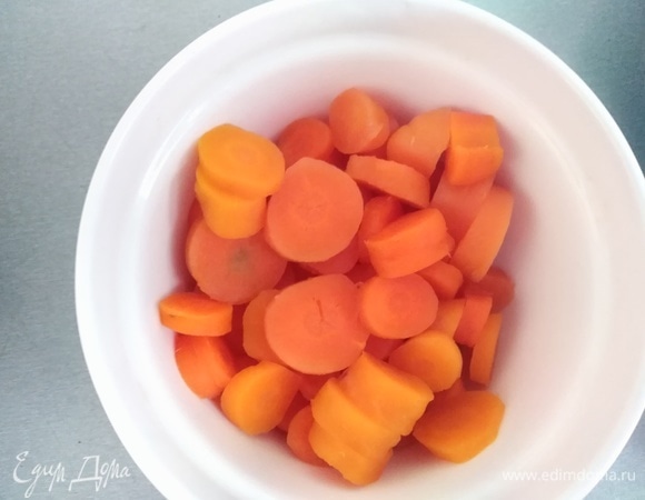 Морковь нарезать произвольно.
