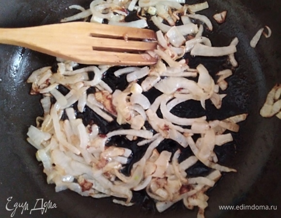 Лук репчатый нарезать полукольцами и обжарить на масле до золотистого цвета.