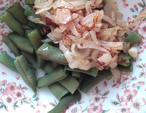 Смешать лук с фасолью.