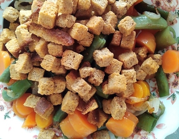 Добавить морковь и сухарики. Я брала ржаные, вы берите по вкусу.