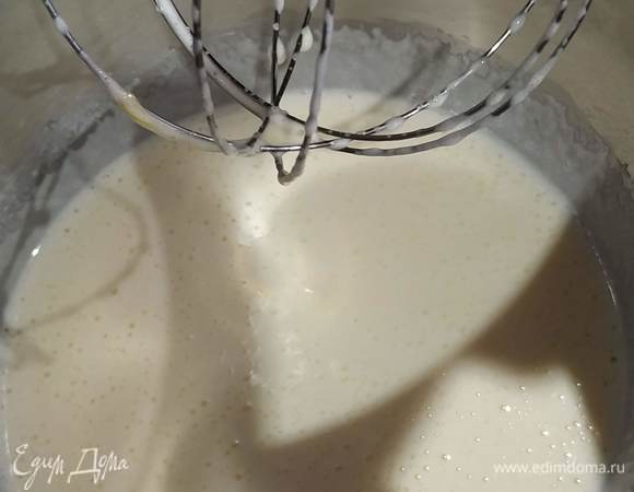 Яйца взбиваем в пену с сахаром.