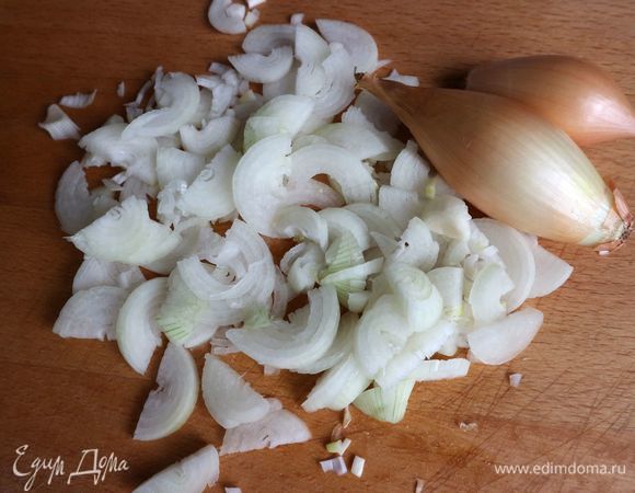 Лук-шалот (небольшие луковки) почистить, нарезать полукольцами. Приготовить сухари из вчерашнего батона, размолоть их через мясорубку. Часто применяют натертые на терке подсохшие булочки. Чтобы получить топленое масло, растопить сливочное масло, пропустить его через сито с марлей, сложенной в четыре раза. После полного остывания убрать масло в холодильник, оно должно застыть.