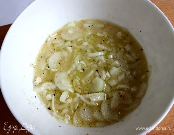 Приготовить заправку. Смешать бульон, горчицу, уксус, оливковое масло, соль, перец, сахарный песок, залить смесью лук-шалот, мариновать минут 15–20. Отварить картофель в мундире. Я брала картофель среднего размера. Дать картофелю остыть немного, очистить от кожуры (для этого салата варить картофель заранее и помещать его в холодильник не надо, картофель должен быть чуть теплый, когда вы его нарезаете и смешиваете с другими ингредиентами).