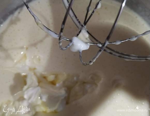 Добавляем мягкое сливочное масло и йогурт, немного еще взиваем.