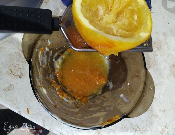 С апельсина снимаем цедру и выжимаем сок из половины. Отправляем все это в тесто.