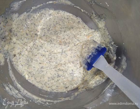 Муку смешиваем с разрыхлителем и маком. Добавляем в тесто, перемешиваем.