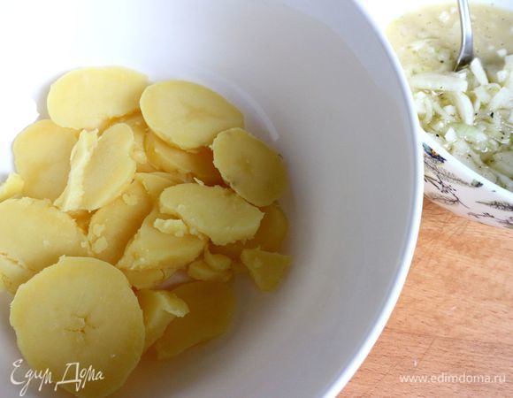 Картофель нарезать кружочками средней толщины, положить в большую миску слой картофеля.