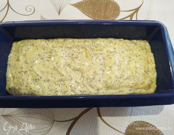 Выливаем тесто в форму.