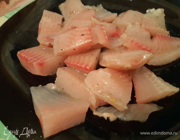 Далее нужно замариновать рыбу. Для этого снять с лимона цедру при помощи терки и смешать с оливковым маслом и итальянскими травами. Оставляем филе в маринаде на 20 минут.