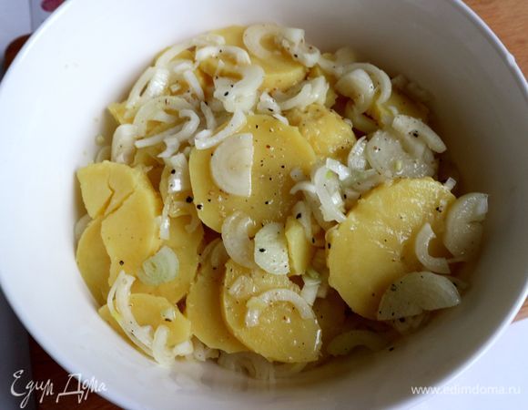 Картофель. Слой маринада. Дать немного постоять.