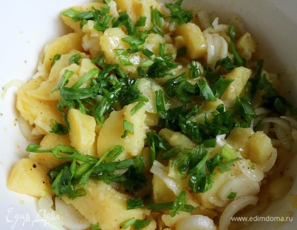 Помыть, нарезать диагонально зеленый лук, поместить его в миску с салатом.